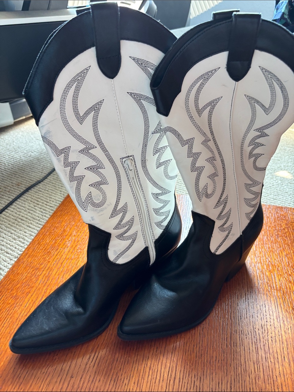 INDIGO RD ALLEY CAT Western Cowgirl mid calf black and white boot. Size 9